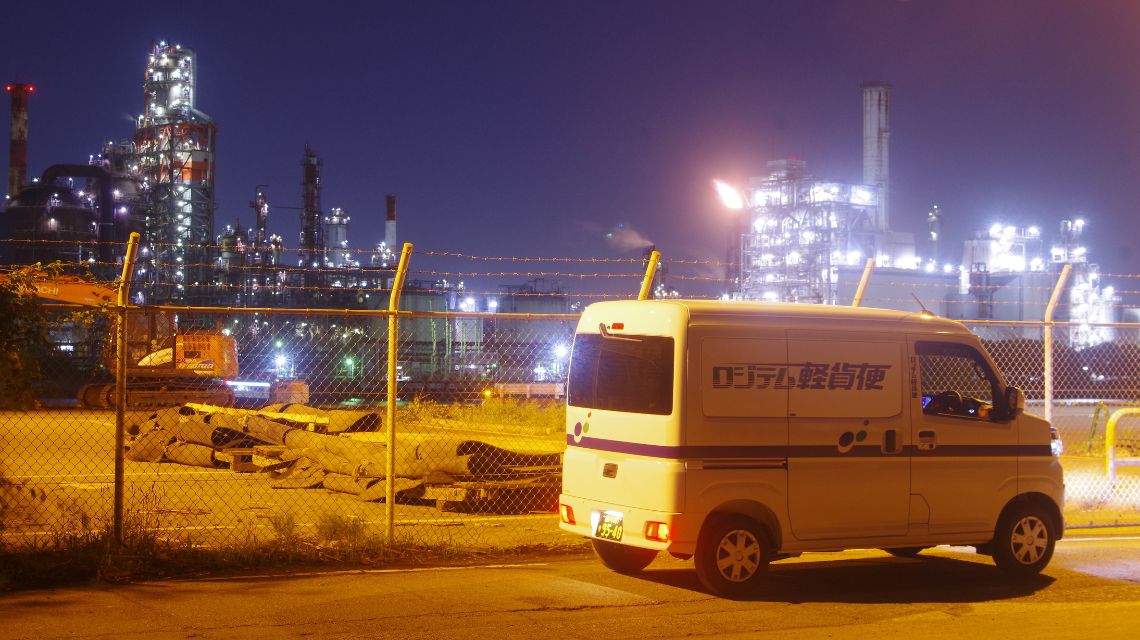 緊急配送をしている男性の配達員